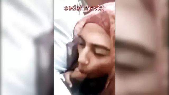 Ateşli Türk hatun, sevgilisinin koca aletine ağızla zevk veriyor.