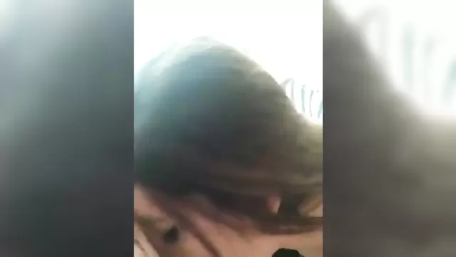 Bir kız, bir Türk'e güzel bir oral yapıyor ve fena halde azıyor.