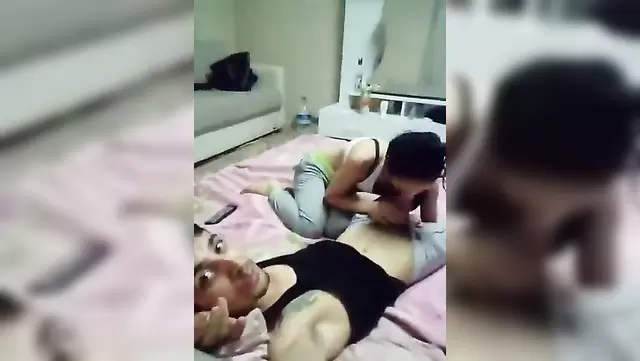 Türk bir adam, telefonda güzel bir kadınla ağız seksini kameraya aldı.