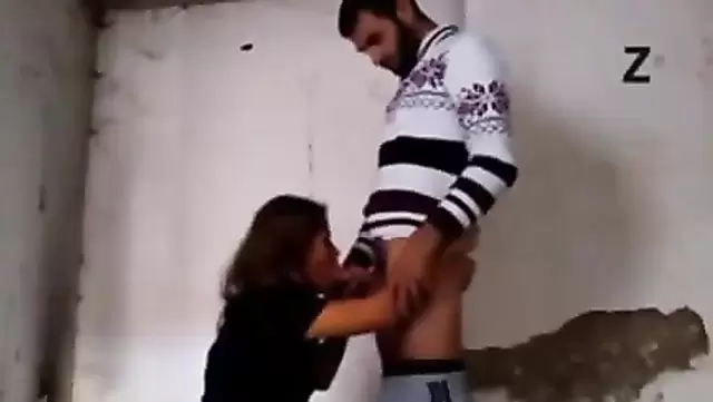 Bir kadın, kocasını bir Türk'le buluşmada aldattı.