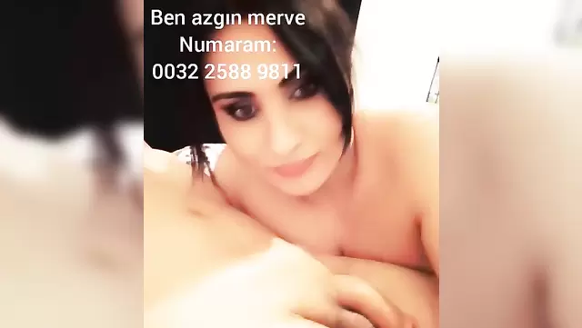 Esmer güzellik, Türk adama boşalana kadar ağızla zevk veriyor.