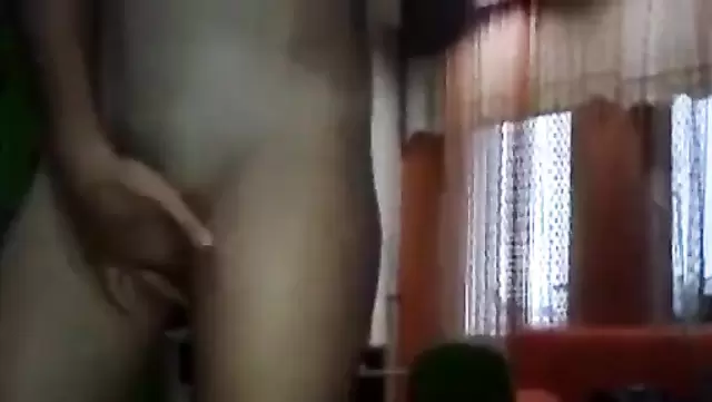 Dövme dolu Türk hatun, arkadaşının kocasıyla sikişiyor.