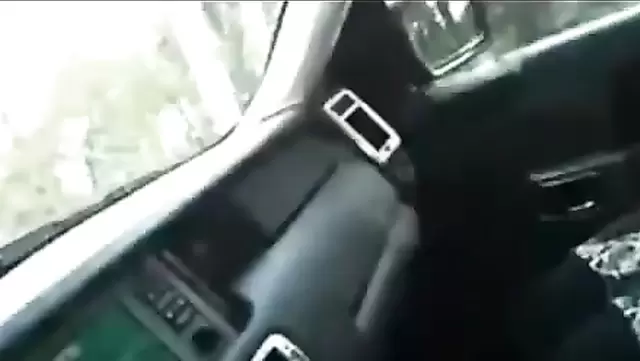 Turk, kız arkadaşını arabada kayda aldı.