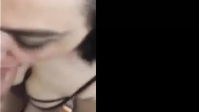 Genç eş, Türk arkadaşına ağızla zevk veriyor.