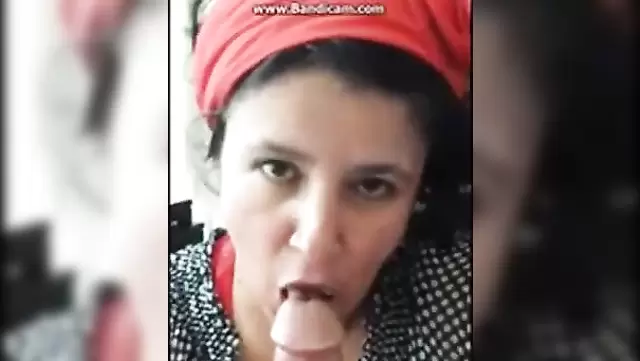 Olgun kadın, Türk adama harika bir oral yapıyor.